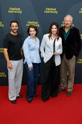Kostja Ullmann, Henriette Confurius, Iris Berben und Axel Milberg bei der Premiere des ZDF-Fernsehfilms Die dritte Hochzeit auf dem 34. Filmfest Hamburg 2026 im Cinemaxx Dammtor. Hamburg, 29.06.2026