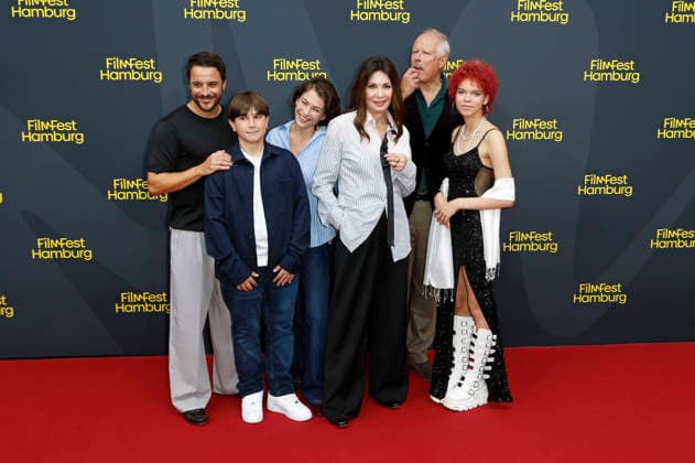 Kostja Ullmann, Kilian Kasa, Henriette Confurius, Iris Berben, Axel Milberg und Mik Mia Stieber bei der Premiere des ZDF-Fernsehfilms Die dritte Hochzeit auf dem 34. Filmfest Hamburg 2026 im Cinemaxx Dammtor. Hamburg, 29.06.2026