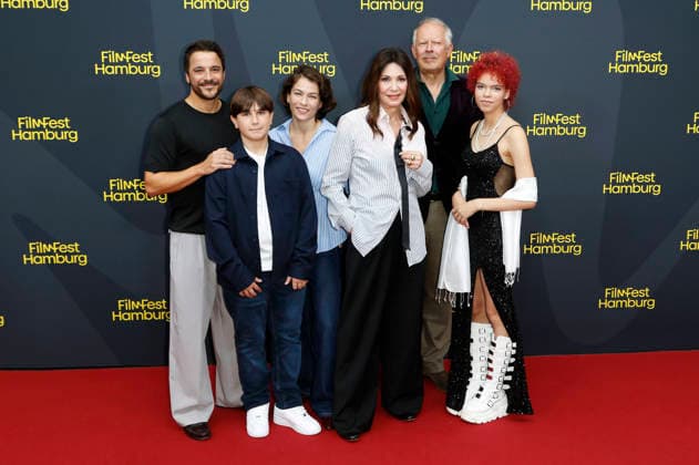 Kostja Ullmann, Kilian Kasa, Henriette Confurius, Iris Berben, Axel Milberg und Mik Mia Stieber bei der Premiere des ZDF-Fernsehfilms Die dritte Hochzeit auf dem 34. Filmfest Hamburg 2026 im Cinemaxx Dammtor. Hamburg, 29.06.2026