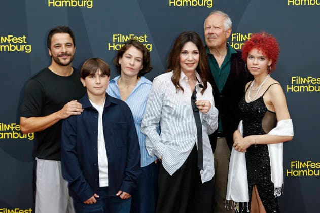 Kostja Ullmann, Kilian Kasa, Henriette Confurius, Iris Berben, Axel Milberg und Mik Mia Stieber bei der Premiere des ZDF-Fernsehfilms Die dritte Hochzeit auf dem 34. Filmfest Hamburg 2026 im Cinemaxx Dammtor. Hamburg, 29.06.2026