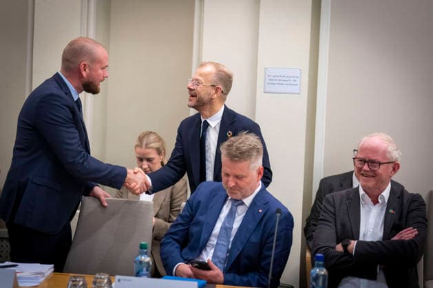 Epstein-horing starter i Stortinget Oslo 20260930. Tidligere utviklingsminister Heikki Holmas hilser pa komtiÃ medlem Isak Veierud Busch under Stortingets kontroll- og konstitusjonskomitÃ apne horing om praksisen i Utenriksdepartementet og Jeffrey Epsteins nettverk i Norge. Foto: Heiko Junge NTB Oslo Norge acthkeps4tw EDITORIAL USE ONLY Ref:_BNC_POLacthkeps4tw.jpg Copyright: xHeikoxJungex xNTBx