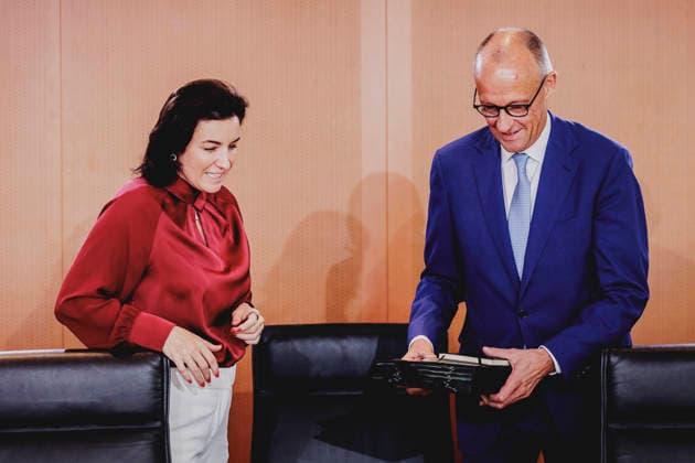 (R-L) Friedrich Merz (CDU), Bundeskanzler, und Dorothee Baer (CSU), Bundesministerin fuer Forschung, Technologie und Raumfahrt, aufgenommen im Rahmen der Sitzung des Kabinetts im Bundeskanzleramt in Berlin, 30.09.2026. Berlin Deutschland Copyright: xFlorianxGaertnerx