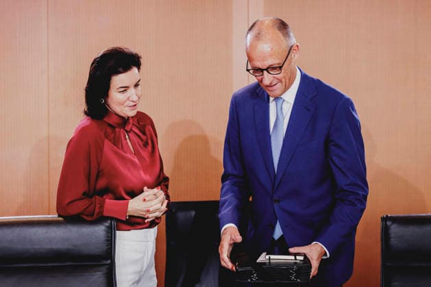 (R-L) Friedrich Merz (CDU), Bundeskanzler, und Dorothee Baer (CSU), Bundesministerin fuer Forschung, Technologie und Raumfahrt, aufgenommen im Rahmen der Sitzung des Kabinetts im Bundeskanzleramt in Berlin, 30.09.2026. Berlin Deutschland Copyright: xFlorianxGaertnerx