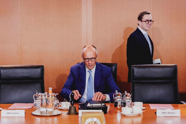 (L-R) Friedrich Merz (CDU), Bundeskanzler, und Philipp Amthor, Staatsminister fuer Bund-Laender-Zusammenarbeit, aufgenommen im Rahmen der Sitzung des Kabinetts im Bundeskanzleramt in Berlin, 30.09.2026. Berlin Deutschland Copyright: xFlorianxGaertnerx