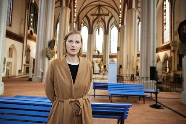 Chorus. Eine Sound-Installation von Annika Kahrs ** NUR FÜR REDAKTIONELLE ZWECKE ** EDITORIAL USE ONLY **<p>Die Künstlerin Annika Kahrs steht in der Nikolaikirche in ihrer Installation Chorus. Eine Sound-Installation von Annika Kahrs. Die Sound-Installation ist ab dem 2. Oktober bis 18. April 2027 zu hören und fängt immer zur vollen Stunde an. Deutschland Berlin Berlin Copyright: JörgxCarstensen