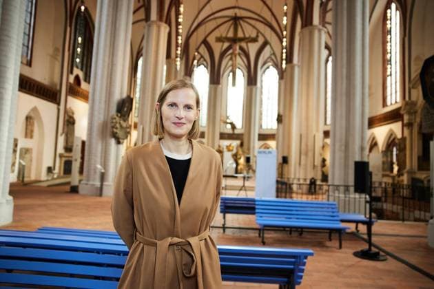 Chorus. Eine Sound-Installation von Annika Kahrs ** NUR FÜR REDAKTIONELLE ZWECKE ** EDITORIAL USE ONLY **<p>Die Künstlerin Annika Kahrs steht in der Nikolaikirche in ihrer Installation Chorus. Eine Sound-Installation von Annika Kahrs. Die Sound-Installation ist ab dem 2. Oktober bis 18. April 2027 zu hören und fängt immer zur vollen Stunde an. Deutschland Berlin Berlin Copyright: JörgxCarstensen