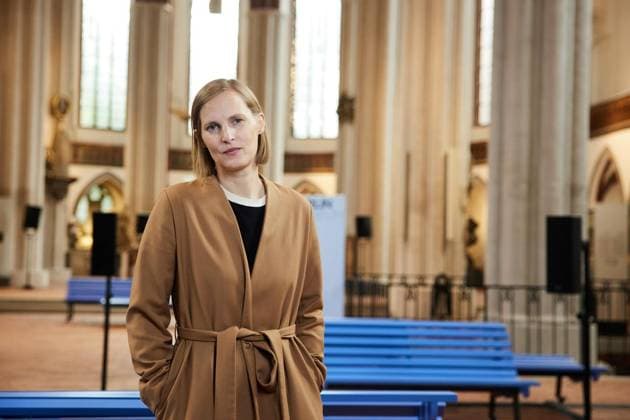 Chorus. Eine Sound-Installation von Annika Kahrs ** NUR FÜR REDAKTIONELLE ZWECKE ** EDITORIAL USE ONLY **<p>Die Künstlerin Annika Kahrs steht in der Nikolaikirche in ihrer Installation Chorus. Eine Sound-Installation von Annika Kahrs. Die Sound-Installation ist ab dem 2. Oktober bis 18. April 2027 zu hören und fängt immer zur vollen Stunde an. Deutschland Berlin Berlin Copyright: JörgxCarstensen