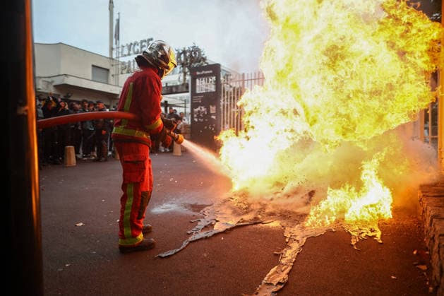Students Protest at Paul Eluard secondary school - Saint Denis Firefighters intervene to extinguish fires as students gather in front of Paul Eluard secondary school in Saint-Denis, north of Paris, France on September 30, 2026, continuing their protest to demand the hiring of substitute teachers, increased resources and decent learning conditions. Photo by Raphael Lafargue ABACAPRESS.COM  Copyright: xLafarguexRaphael ABACAx