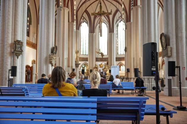Chorus. Eine Sound-Installation von Annika Kahrs ** NUR FÜR REDAKTIONELLE ZWECKE ** EDITORIAL USE ONLY **<p>Besucher stehen und sitzen in der Nikolaikirche in der Sound-Installation Chorus. Eine Sound-Installation von Annika Kahrs. Die Sound-Installation ist ab dem 2. Oktober bis 18. April 2027 zu hören und fängt immer zur vollen Stunde an. Deutschland Berlin Berlin Copyright: JörgxCarstensen