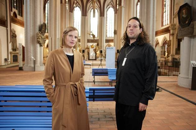 Chorus. Eine Sound-Installation von Annika Kahrs ** NUR FÜR REDAKTIONELLE ZWECKE ** EDITORIAL USE ONLY **<p>Die Künstlerin Annika Kahrs und der Komponist Louis d™Heudieres stehen in der Nikolaikirche in ihrer Installation Chorus. Eine Sound-Installation von Annika Kahrs. Die Sound-Installation ist ab dem 2. Oktober bis 18. April 2027 zu hören und fängt immer zur vollen Stunde an. Deutschland Berlin Berlin Copyright: JörgxCarstensen