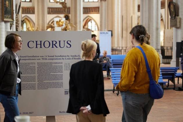 Chorus. Eine Sound-Installation von Annika Kahrs ** NUR FÜR REDAKTIONELLE ZWECKE ** EDITORIAL USE ONLY **<p>Besucher stehen und sitzen in der Nikolaikirche in der Sound-Installation Chorus. Eine Sound-Installation von Annika Kahrs. Die Sound-Installation ist ab dem 2. Oktober bis 18. April 2027 zu hören und fängt immer zur vollen Stunde an. Deutschland Berlin Berlin Copyright: JörgxCarstensen