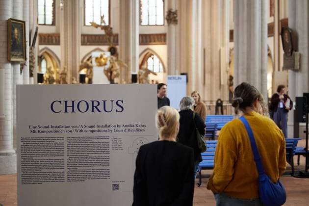 Chorus. Eine Sound-Installation von Annika Kahrs ** NUR FÜR REDAKTIONELLE ZWECKE ** EDITORIAL USE ONLY **<p>Besucher stehen und sitzen in der Nikolaikirche in der Sound-Installation Chorus. Eine Sound-Installation von Annika Kahrs. Die Sound-Installation ist ab dem 2. Oktober bis 18. April 2027 zu hören und fängt immer zur vollen Stunde an. Deutschland Berlin Berlin Copyright: JörgxCarstensen