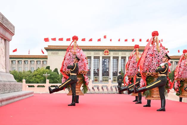 (260930) -- BEIJING, Sept. 30, 2026 -- A ceremony to present flower baskets to fallen national heroes to mark Martyrs Day is held at Tian anmen Square in Beijing, capital of China, Sept. 30, 2026. ) CHINA-BEIJING-MARTYRS DAY-FLOWER BASKETS PRESENTING-CEREMONY (CN) LixXiang 