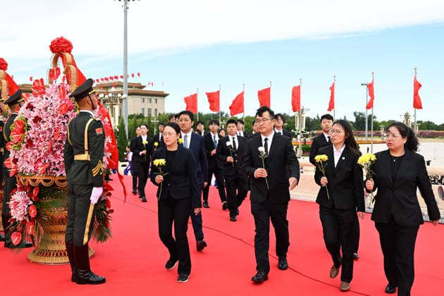 (260930) -- BEIJING, Sept. 30, 2026 -- A ceremony to present flower baskets to fallen national heroes to mark Martyrs Day is held at Tian anmen Square in Beijing, capital of China, Sept. 30, 2026. ) CHINA-BEIJING-MARTYRS DAY-FLOWER BASKETS PRESENTING-CEREMONY (CN) ShenxHong 