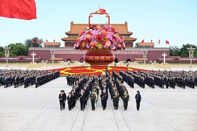 (260930) -- BEIJING, Sept. 30, 2026 -- A ceremony to present flower baskets to fallen national heroes to mark Martyrs Day is held at Tian anmen Square in Beijing, capital of China, Sept. 30, 2026. ) CHINA-BEIJING-MARTYRS DAY-FLOWER BASKETS PRESENTING-CEREMONY (CN) XiexHuanchi 