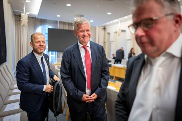 Epstein-horing starter i Stortinget Oslo 20260930. Tidligere klima- og miljovernminister og utviklingsminister Erik Solheim og Heikki Holmas sammen med komitÃ leder Per Willy Amundsen etter Stortingets kontroll- og konstitusjonskomitÃ sin apne horing om praksisen i Utenriksdepartementet og Jeffrey Epsteins nettverk i Norge. Foto: Heiko Junge NTB Oslo Norge nbuBgCObqGg EDITORIAL USE ONLY Ref:_BNC_POLnbuBgCObqGg.jpg Copyright: xHeikoxJungex xNTBx