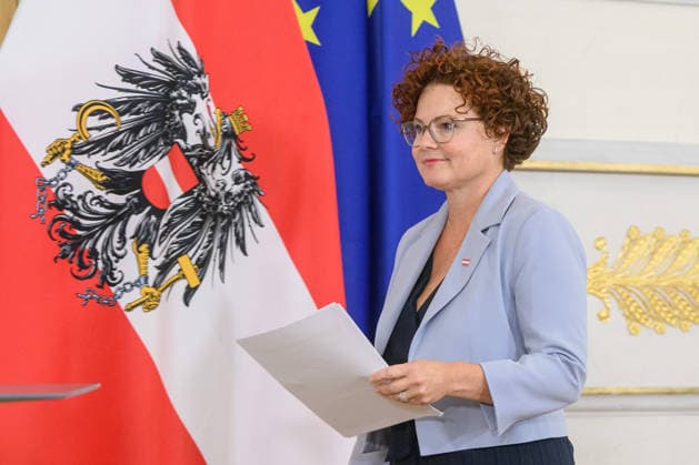 Âphotonews.at - Wien, 30.09.2026. Ministerrat im Bundeskanzleramt. PHOTO: Wirtschaftstaatssekretärin Elisabeth Zehetner (ÖVP) beim Pressefoyer nach dem Minsterrat. Press foyer after the Council of Ministers. Minister, Regierung, Innenpolitik Ministerrat