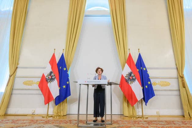 Âphotonews.at - Wien, 30.09.2026. Ministerrat im Bundeskanzleramt. PHOTO: Wirtschaftstaatssekretärin Elisabeth Zehetner (ÖVP) beim Pressefoyer nach dem Minsterrat. Press foyer after the Council of Ministers. Minister, Regierung, Innenpolitik Ministerrat