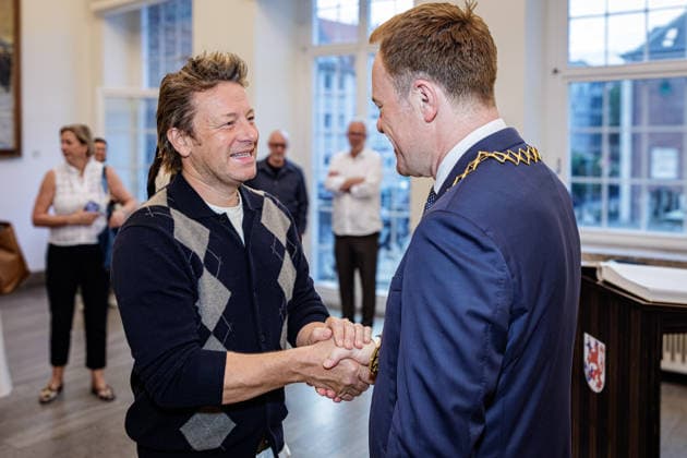 30.09.2026. Düsseldorf. Starkoch Jamie Oliver (l) zu Besuch bei OB Dr. Stephan Keller (r) im Düsseldorfer Rathaus. Düsseldorf Rathaus Nordrhein-Westfalen Deutschland
