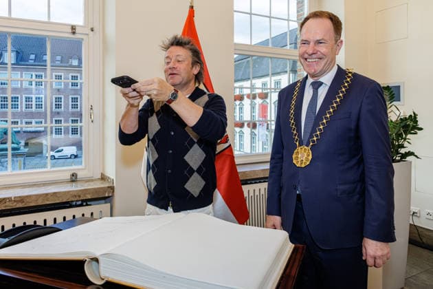 30.09.2026. Düsseldorf. Starkoch Jamie Oliver (l) zu Besuch bei OB Dr. Stephan Keller (r) im Düsseldorfer Rathaus. Düsseldorf Rathaus Nordrhein-Westfalen Deutschland