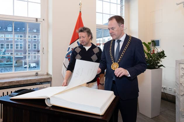 30.09.2026. Düsseldorf. Starkoch Jamie Oliver (l) zu Besuch bei OB Dr. Stephan Keller (r) im Düsseldorfer Rathaus. Düsseldorf Rathaus Nordrhein-Westfalen Deutschland