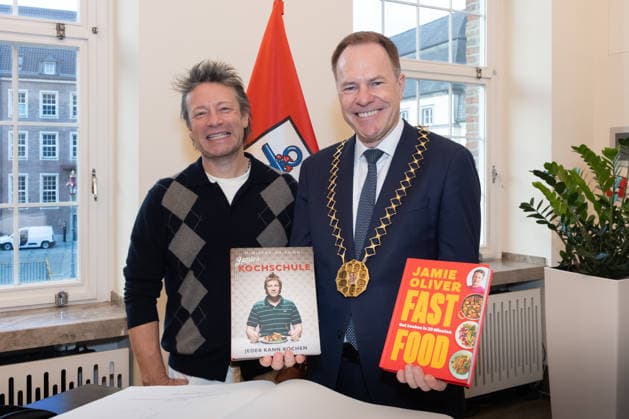 30.09.2026. Düsseldorf. Starkoch Jamie Oliver (l) zu Besuch bei OB Dr. Stephan Keller (r) im Düsseldorfer Rathaus. Düsseldorf Rathaus Nordrhein-Westfalen Deutschland