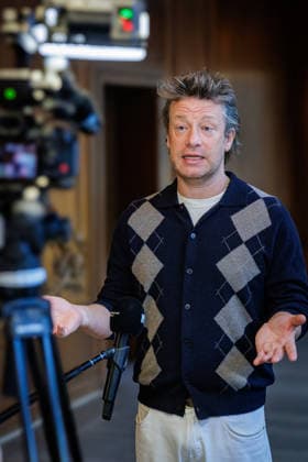 30.09.2026. Düsseldorf. Starkoch Jamie Oliver zu Besuch im Düsseldorfer Rathaus. Düsseldorf Rathaus Nordrhein-Westfalen Deutschland
