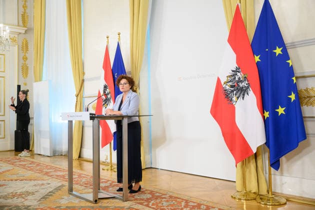 photonews.at - Wien, 30.09.2026. Ministerrat im Bundeskanzleramt. PHOTO: Wirtschaftstaatssekretärin Elisabeth Zehetner (ÖVP) beim Pressefoyer nach dem Minsterrat. Press foyer after the Council of Ministers. Minister, Regierung, Innenpolitik Ministerrat