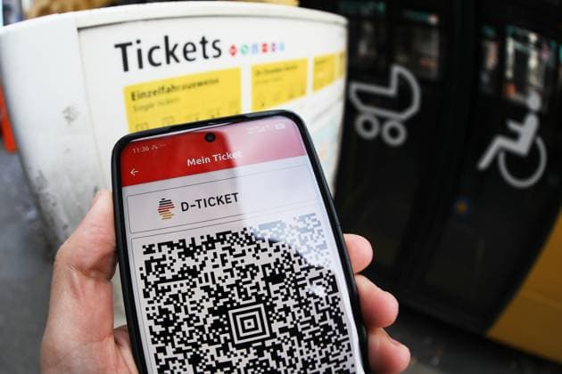 Berlin, Deutschland, 30.09.2026: Eine Person hält ein Smartphone mit dem QR-Code für das Deutschlandticket an einer Bushaltestelle Copyright: xdtsxNachrichtenagenturx dts_136840