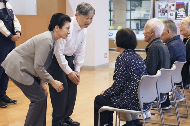 Emperor, empress visit quake-hit Kumamoto Pref. Japan s Emperor Naruhito and Empress Masako talk on Sept. 30, 2026, with residents of an evacuation center in Yatsushiro, a Kumamoto Prefecture city devastated by a massive earthquake in late July. (Pool photo)  A14AA0005629470P