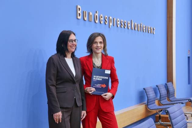 Berlin, Deutschland, 30.09.2026: Bundespressekonferenz: Bericht der Beauftragten der Bundesregierung für Ostdeutschland: Marion Reiser, Institut für Politikwissenschaft und Zentrum für Rechtsextremismusforschung, Demokratiebildung und gesellschaftliche Integration (KomRex), Friedrich-Schiller-Universität Jena und Staatsministerin Elisabeth Kaiser, MdB, Beauftragte der Bundesregierung für Ostdeutschland Copyright: xdtsxNachrichtenagenturx dts_136844