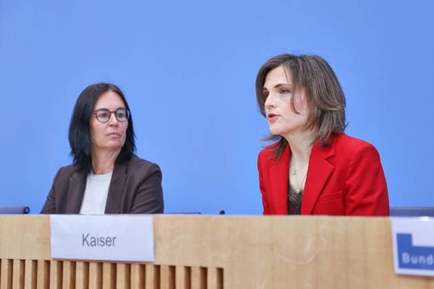 Berlin, Deutschland, 30.09.2026: Bundespressekonferenz: Bericht der Beauftragten der Bundesregierung für Ostdeutschland: Marion Reiser, Institut für Politikwissenschaft und Zentrum für Rechtsextremismusforschung, Demokratiebildung und gesellschaftliche Integration (KomRex), Friedrich-Schiller-Universität Jena und Staatsministerin Elisabeth Kaiser, MdB, Beauftragte der Bundesregierung für Ostdeutschland Copyright: xdtsxNachrichtenagenturx dts_136845