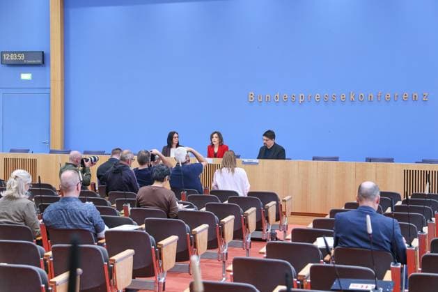 Berlin, Deutschland, 30.09.2026: Bundespressekonferenz: Bericht der Beauftragten der Bundesregierung für Ostdeutschland: Marion Reiser, Institut für Politikwissenschaft und Zentrum für Rechtsextremismusforschung, Demokratiebildung und gesellschaftliche Integration (KomRex), Friedrich-Schiller-Universität Jena und Staatsministerin Elisabeth Kaiser, MdB, Beauftragte der Bundesregierung für Ostdeutschland, daneben Falk Steiner (BPK) Copyright: xdtsxNachrichtenagenturx dts_136848