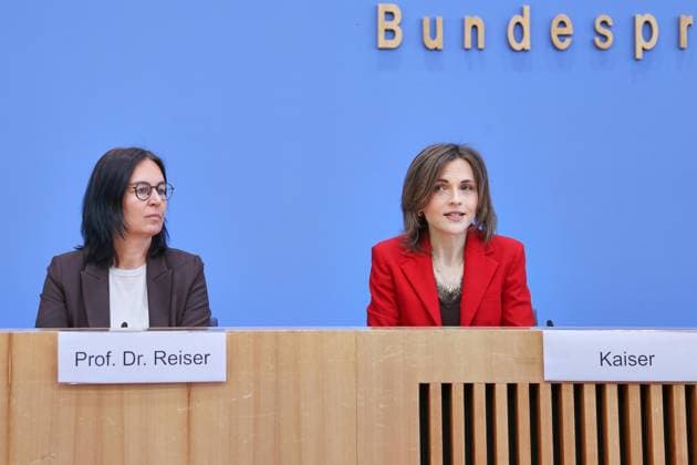 Berlin, Deutschland, 30.09.2026: Bundespressekonferenz: Bericht der Beauftragten der Bundesregierung für Ostdeutschland: Marion Reiser, Institut für Politikwissenschaft und Zentrum für Rechtsextremismusforschung, Demokratiebildung und gesellschaftliche Integration (KomRex), Friedrich-Schiller-Universität Jena und Staatsministerin Elisabeth Kaiser, MdB, Beauftragte der Bundesregierung für Ostdeutschland Copyright: xdtsxNachrichtenagenturx dts_136858