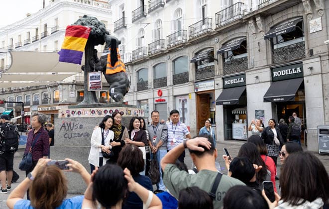The housing protest camp in Sol continues despite institutional pressure. Hundreds of people at the housing protest camp in Puerta del Sol on September 30, 2026, in Madrid, Spain. Dozens of people continue to camp out at Puerta del Sol to demand solutions to housing problems. Yesterday, the government following a last-minute agreement among coalition partners, a package of measures against evictions and to protect tenants, partially addressing the demands of the Tenants’ Union. For the time being, and although the Community of Madrid and the City Council want the encampment dismantled, the protesters intend to continue until Friday, when the new decree will be voted on in Congress. SEPTEMBER 30, 2026 Spain Copyright: xEduardoxParrax 7810143