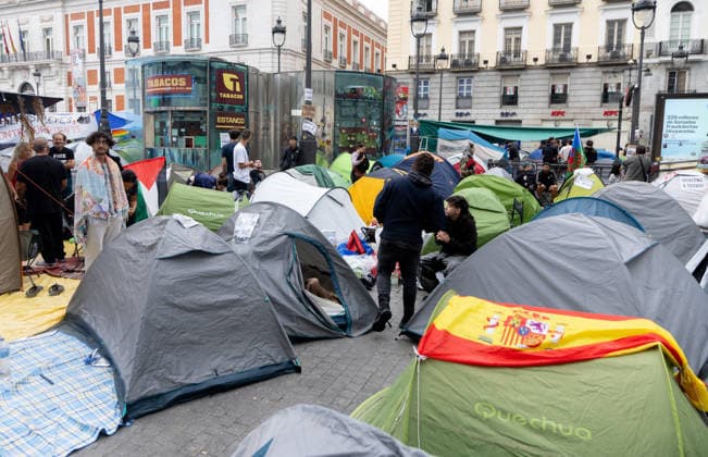 The housing protest camp in Sol continues despite institutional pressure. Hundreds of people at the housing protest camp in Puerta del Sol on September 30, 2026, in Madrid, Spain. Dozens of people continue to camp out at Puerta del Sol to demand solutions to housing problems. Yesterday, the government following a last-minute agreement among coalition partners, a package of measures against evictions and to protect tenants, partially addressing the demands of the Tenants’ Union. For the time being, and although the Community of Madrid and the City Council want the encampment dismantled, the protesters intend to continue until Friday, when the new decree will be voted on in Congress. SEPTEMBER 30, 2026 Spain Copyright: xEduardoxParrax 7810145