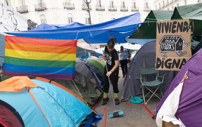 The housing protest camp in Sol continues despite institutional pressure. Hundreds of people at the housing protest camp in Puerta del Sol on September 30, 2026, in Madrid, Spain. Dozens of people continue to camp out at Puerta del Sol to demand solutions to housing problems. Yesterday, the government following a last-minute agreement among coalition partners, a package of measures against evictions and to protect tenants, partially addressing the demands of the Tenants’ Union. For the time being, and although the Community of Madrid and the City Council want the encampment dismantled, the protesters intend to continue until Friday, when the new decree will be voted on in Congress. SEPTEMBER 30, 2026 Spain Copyright: xEduardoxParrax 7810151