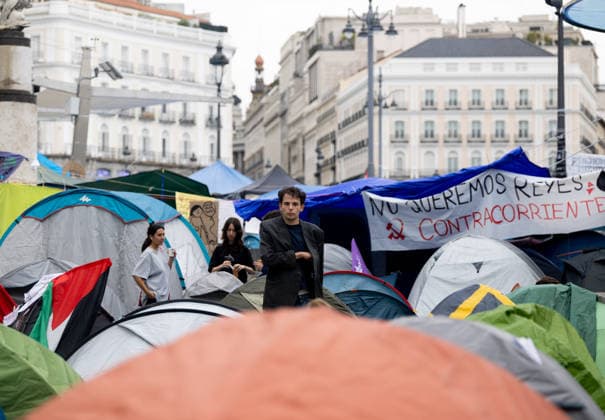 The housing protest camp in Sol continues despite institutional pressure. Hundreds of people at the housing protest camp in Puerta del Sol on September 30, 2026, in Madrid, Spain. Dozens of people continue to camp out at Puerta del Sol to demand solutions to housing problems. Yesterday, the government following a last-minute agreement among coalition partners, a package of measures against evictions and to protect tenants, partially addressing the demands of the Tenants’ Union. For the time being, and although the Community of Madrid and the City Council want the encampment dismantled, the protesters intend to continue until Friday, when the new decree will be voted on in Congress. SEPTEMBER 30, 2026 Spain Copyright: xEduardoxParrax 7810152