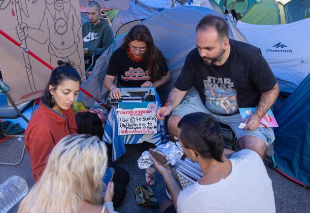 The housing protest camp in Sol continues despite institutional pressure. Hundreds of people at the housing protest camp in Puerta del Sol on September 30, 2026, in Madrid, Spain. Dozens of people continue to camp out at Puerta del Sol to demand solutions to housing problems. Yesterday, the government following a last-minute agreement among coalition partners, a package of measures against evictions and to protect tenants, partially addressing the demands of the Tenants’ Union. For the time being, and although the Community of Madrid and the City Council want the encampment dismantled, the protesters intend to continue until Friday, when the new decree will be voted on in Congress. SEPTEMBER 30, 2026 Spain Copyright: xEduardoxParrax 7810154
