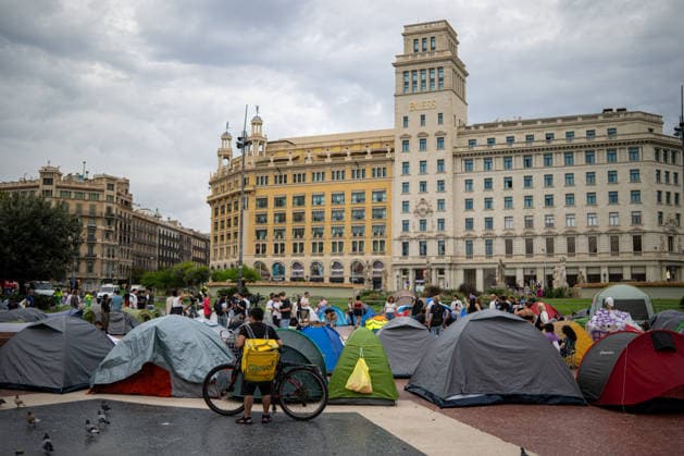 Housing Protest Camp in Plaza Catalunya, Barcelona: Tents set up during a housing protest camp in Plaza Catalunya on September 30, 2026, in Barcelona, Catalonia, Spain. Around 150 people are camping in Plaça Catalunya to demand respect for the right to housing, following the example of the encampment in Madrid’s Puerta del Sol. September 30, 2026. Lorena Sopê, Barcelona, Catalonia Barcelona, Catalonia, Spain Copyright: xLorenaxSopênax 7810134