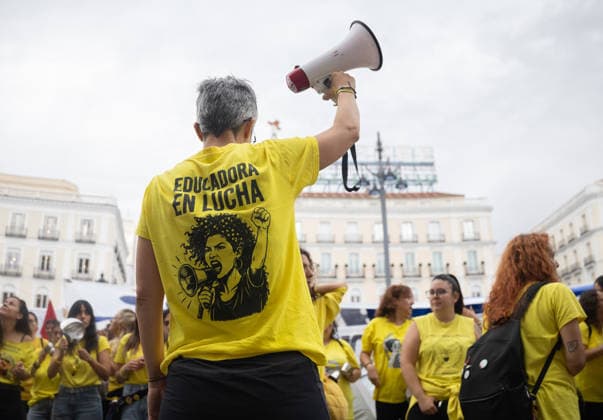 The housing protest camp in Sol continues despite institutional pressure. Hundreds of people at the housing protest camp in Puerta del Sol on September 30, 2026, in Madrid, Spain. Dozens of people continue to camp out at Puerta del Sol to demand solutions to housing problems. Yesterday, the government following a last-minute agreement among coalition partners, a package of measures against evictions and to protect tenants, partially addressing the demands of the Tenants’ Union. For now, and although the Community of Madrid and the City Council want the encampment dismantled, the protesters intend to continue until Friday, when the new decree will be voted on in Congress. SEPTEMBER 30, 2026 Spain Copyright: xEduardoxParrax 7810138