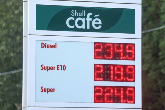 Wie ist die weitere Entwicklung der Spritpreise? Die Spritpreise sind weiterhin auf sehr hohem Niveau. SHELL Tankstelle in Siegen. Die Spritpreise kurz vor der Preisumstellung um 12:00 Uhr. Der aktuelle Preis fuer (für) Diesel, Super E10 und Super liegt weit ueber (über) 2 Euro. Diesel liegt bei 2,34 Euro, Super E10 bei 2,19 Euro und Super bei 2,24 Euro. Tankstelle, Spritpreise am 30.09.2026 in Siegen Deutschland.