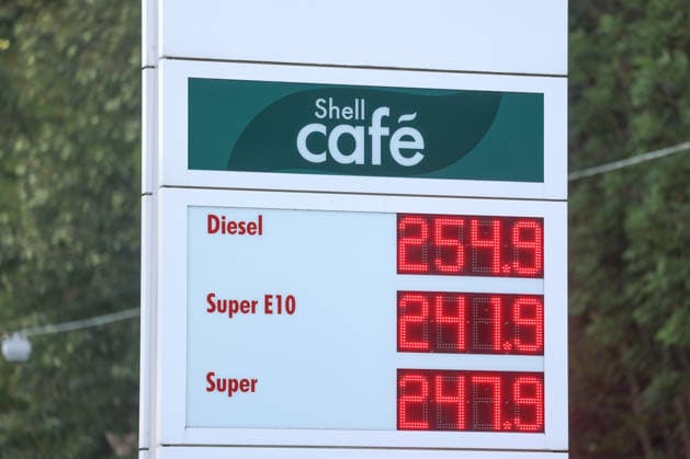 Wie ist die weitere Entwicklung der Spritpreise? Die Spritpreise sind weiterhin auf sehr hohem Niveau. SHELL Tankstelle in Siegen. Die Spritpreise nach der Umstellung um 12:00 Uhr am Mittag. Der aktuelle Preis fuer (für) Diesel, Super E10 und Super liegt weit ueber (über) 2 Euro. Diesel liegt bei bei 2,54 Euro, Super E10 bei 2,41 Euro und Super bei 2,47 Euro. Tankstelle, Spritpreise am 30.09.2026 in Siegen Deutschland.