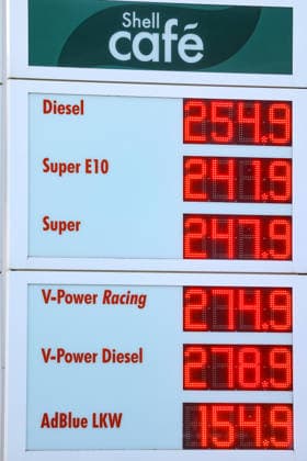 Wie ist die weitere Entwicklung der Spritpreise? Die Spritpreise sind weiterhin auf sehr hohem Niveau. SHELL Tankstelle in Siegen. Die Spritpreise nach der Umstellung um 12:00 Uhr am Mittag. Der aktuelle Preis fuer (für) Diesel, Super E10 und Super liegt weit ueber (über) 2 Euro. Diesel liegt bei bei 2,54 Euro, Super E10 bei 2,41 Euro und Super bei 2,47 Euro. Tankstelle, Spritpreise am 30.09.2026 in Siegen Deutschland.
