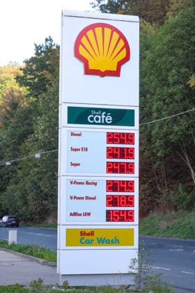 Wie ist die weitere Entwicklung der Spritpreise? Die Spritpreise sind weiterhin auf sehr hohem Niveau. SHELL Tankstelle in Siegen. Die Spritpreise nach der Umstellung um 12:00 Uhr am Mittag. Der aktuelle Preis fuer (für) Diesel, Super E10 und Super liegt weit ueber (über) 2 Euro. Diesel liegt bei bei 2,54 Euro, Super E10 bei 2,41 Euro und Super bei 2,47 Euro. Tankstelle, Spritpreise am 30.09.2026 in Siegen Deutschland.
