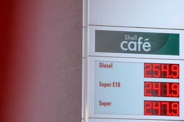 Wie ist die weitere Entwicklung der Spritpreise? Die Spritpreise sind weiterhin auf sehr hohem Niveau. SHELL Tankstelle in Siegen. Die Spritpreise nach der Umstellung um 12:00 Uhr am Mittag. Der aktuelle Preis fuer (für) Diesel, Super E10 und Super liegt weit ueber (über) 2 Euro. Diesel liegt bei bei 2,54 Euro, Super E10 bei 2,41 Euro und Super bei 2,47 Euro. Tankstelle, Spritpreise am 30.09.2026 in Siegen Deutschland.