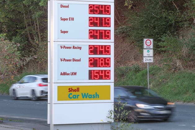 Wie ist die weitere Entwicklung der Spritpreise? Die Spritpreise sind weiterhin auf sehr hohem Niveau. SHELL Tankstelle in Siegen. Die Spritpreise nach der Umstellung um 12:00 Uhr am Mittag. Der aktuelle Preis fuer (für) Diesel, Super E10 und Super liegt weit ueber (über) 2 Euro. Diesel liegt bei bei 2,54 Euro, Super E10 bei 2,41 Euro und Super bei 2,47 Euro. Tankstelle, Spritpreise am 30.09.2026 in Siegen Deutschland.