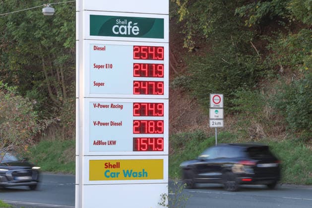 Wie ist die weitere Entwicklung der Spritpreise? Die Spritpreise sind weiterhin auf sehr hohem Niveau. SHELL Tankstelle in Siegen. Die Spritpreise nach der Umstellung um 12:00 Uhr am Mittag. Der aktuelle Preis fuer (für) Diesel, Super E10 und Super liegt weit ueber (über) 2 Euro. Diesel liegt bei bei 2,54 Euro, Super E10 bei 2,41 Euro und Super bei 2,47 Euro. Tankstelle, Spritpreise am 30.09.2026 in Siegen Deutschland.