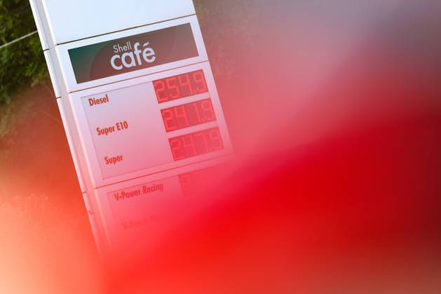 Wie ist die weitere Entwicklung der Spritpreise? Die Spritpreise sind weiterhin auf sehr hohem Niveau. SHELL Tankstelle in Siegen. Die Spritpreise nach der Umstellung um 12:00 Uhr am Mittag. Der aktuelle Preis fuer (für) Diesel, Super E10 und Super liegt weit ueber (über) 2 Euro. Diesel liegt bei bei 2,54 Euro, Super E10 bei 2,41 Euro und Super bei 2,47 Euro. Tankstelle, Spritpreise am 30.09.2026 in Siegen Deutschland.