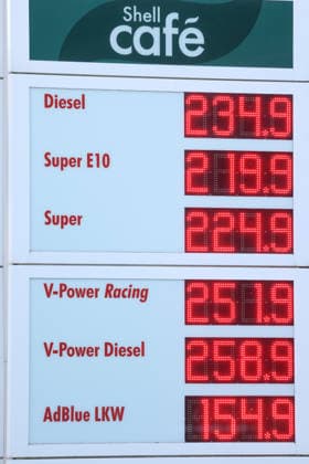 Wie ist die weitere Entwicklung der Spritpreise? Die Spritpreise sind weiterhin auf sehr hohem Niveau. SHELL Tankstelle in Siegen. Die Spritpreise kurz vor der Preisumstellung um 12:00 Uhr. Der aktuelle Preis fuer (für) Diesel, Super E10 und Super liegt weit ueber (über) 2 Euro. Diesel liegt bei 2,34 Euro, Super E10 bei 2,19 Euro und Super bei 2,24 Euro. Tankstelle, Spritpreise am 30.09.2026 in Siegen Deutschland.